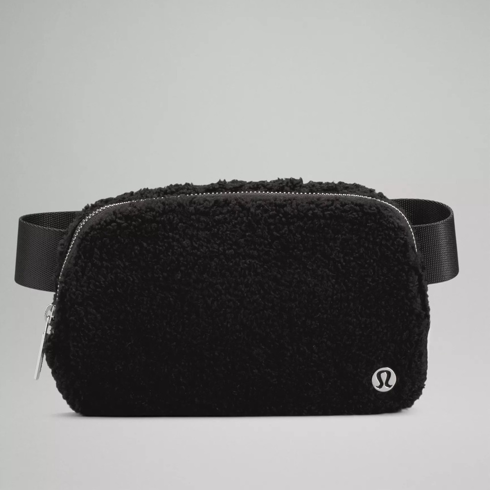 lululemon || sherpa everywhere belt bag blk